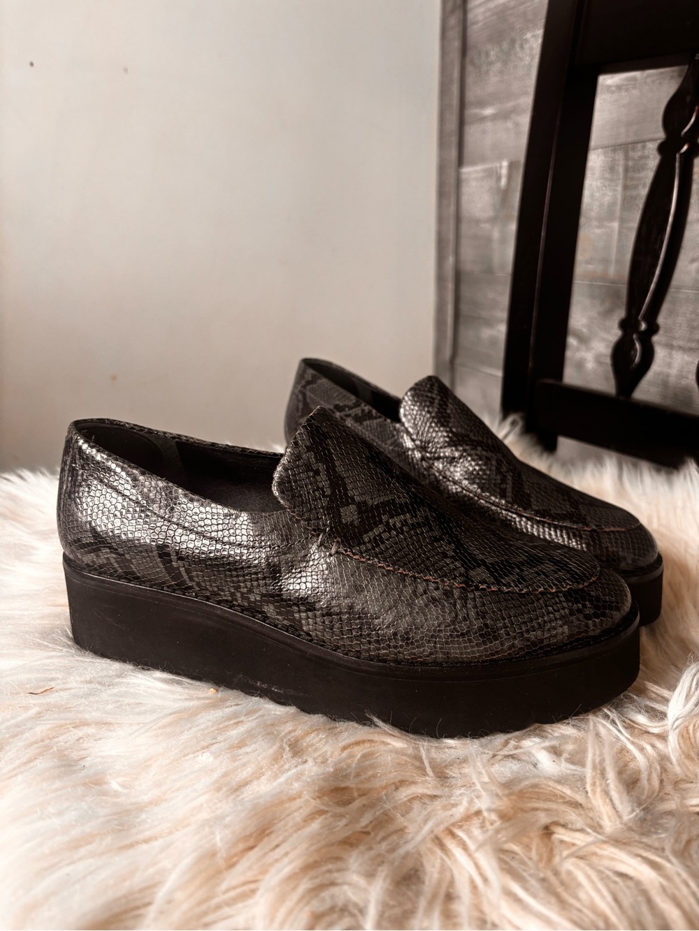 Vince size 7 Zeta snakeskin croc Women's Black croc Platform Loafers $275 value